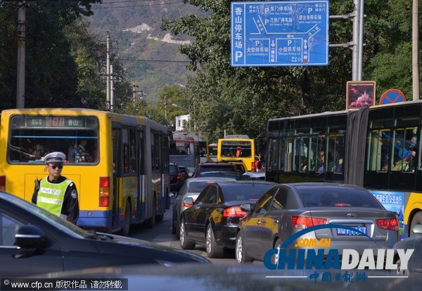 北京:香山红叶迎来赏红高峰 停车场8点就满了