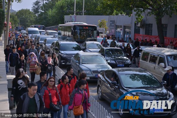 北京:香山红叶迎来赏红高峰 停车场8点就满了