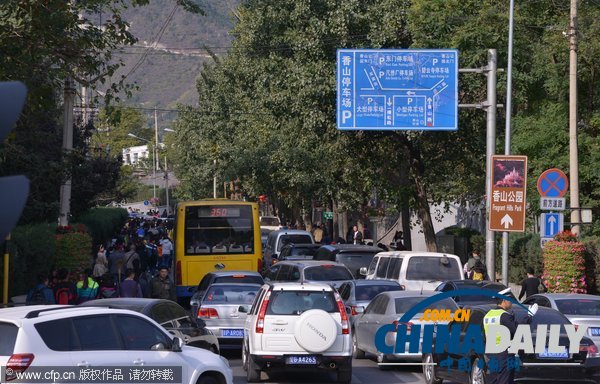 北京:香山红叶迎来赏红高峰 停车场8点就满了