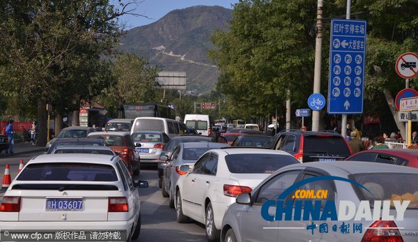北京:香山红叶迎来赏红高峰 停车场8点就满了