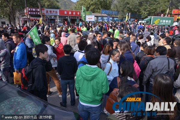 北京:香山红叶迎来赏红高峰 停车场8点就满了