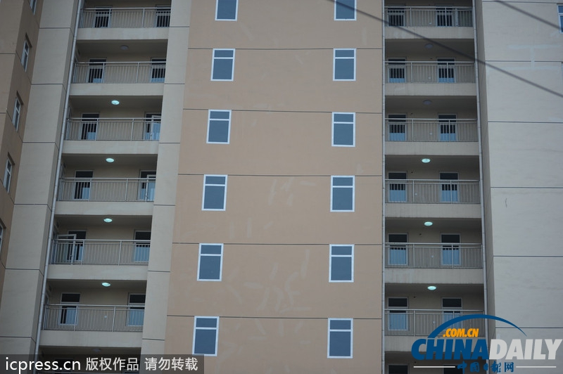 青岛一经适房小区墙体上画假窗 遭网友调侃“神笔马良”