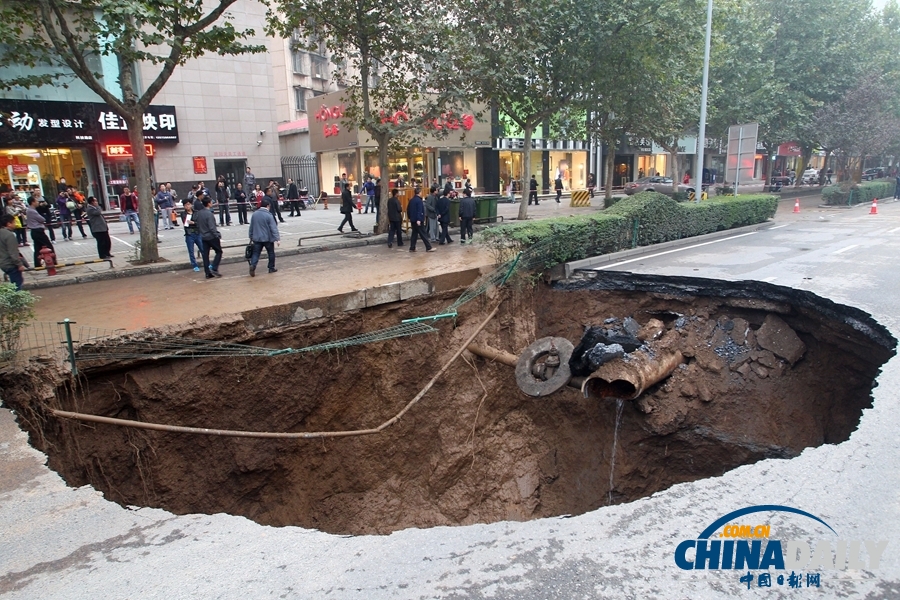 西安自来水管爆裂路面塌陷 冲出30平米大坑