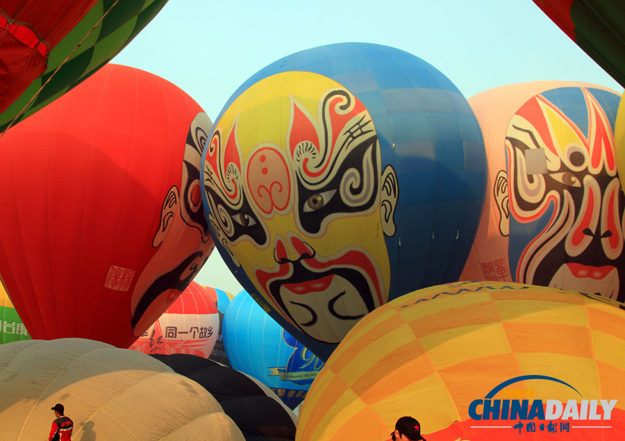 全国热气球精英赛红安上演尖峰时刻 “功夫熊猫”吸引眼球