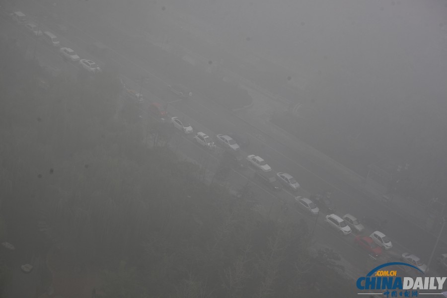 全国多地遭遇雾霾 大明湖成“白纸”一张