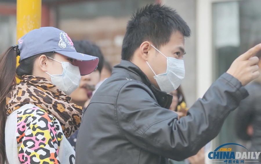 全国多地遭遇雾霾 大明湖成“白纸”一张
