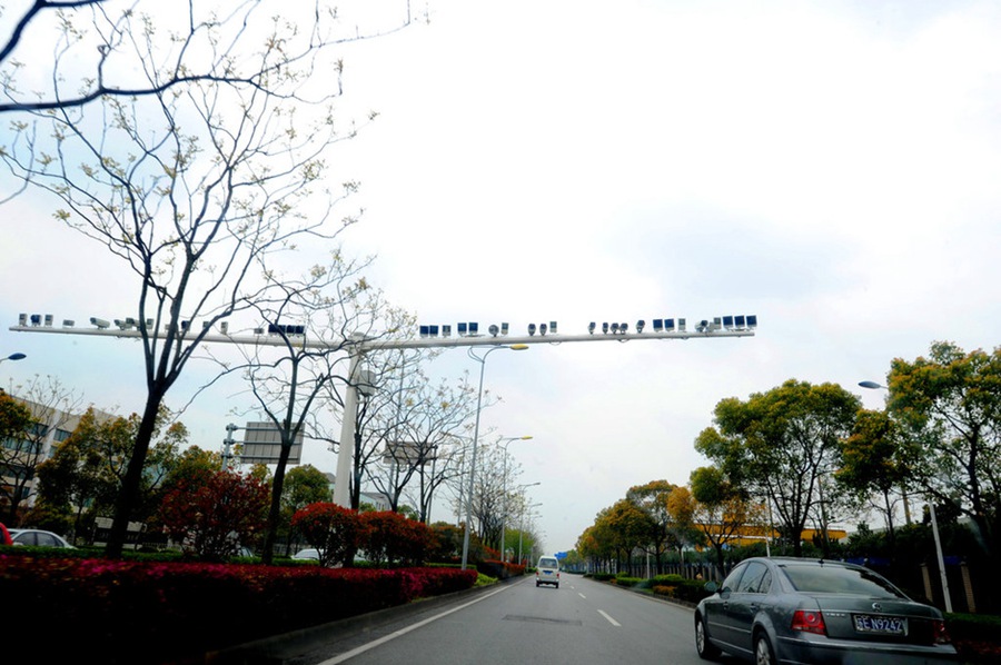 北京上海两市路段现密集探头遭调侃