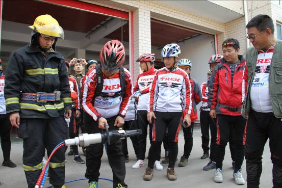 邢台消防志愿者环城骑行 沿途传递消防正能量