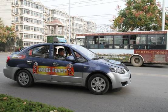 河北邢台:消防出租车走遍牛城 传递消防安全