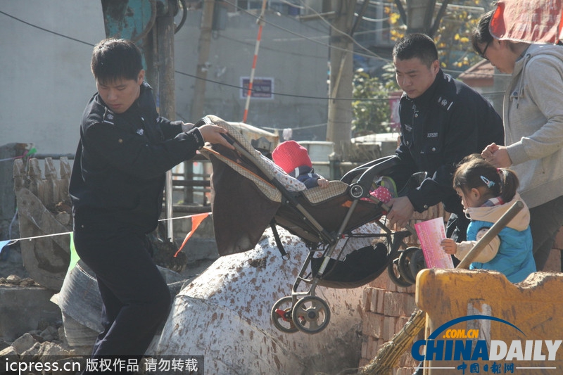 济南地下管道爆炸掀翻路面 3人受伤