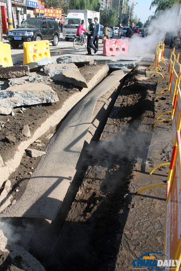 济南地下管道爆炸掀翻路面 3人受伤
