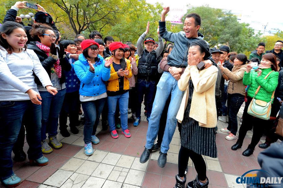 兰州男子光棍节“快闪”求婚成功