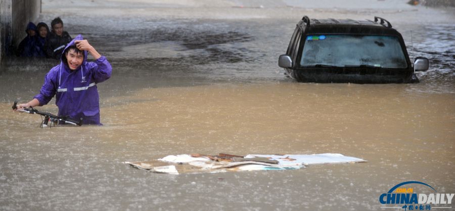 台风“海燕”袭广西 南宁普降暴雨
