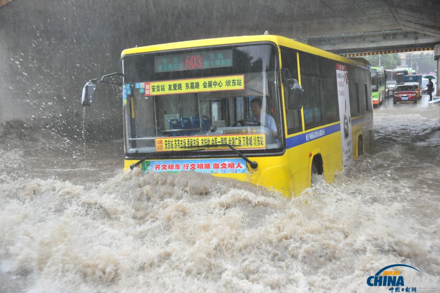 台风“海燕”袭广西 南宁普降暴雨