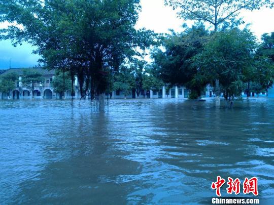 广西一中学上千师生被洪水围困 粮食仅够维持1天