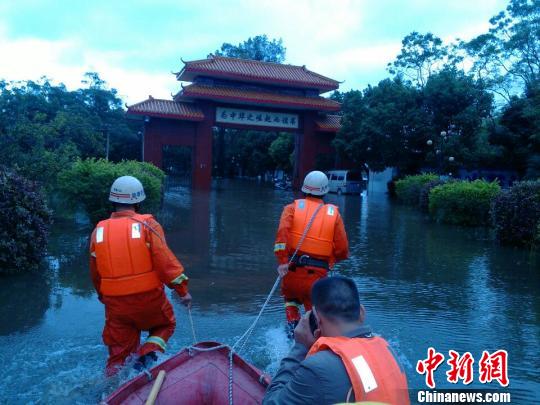 广西一中学上千师生被洪水围困 粮食仅够维持1天