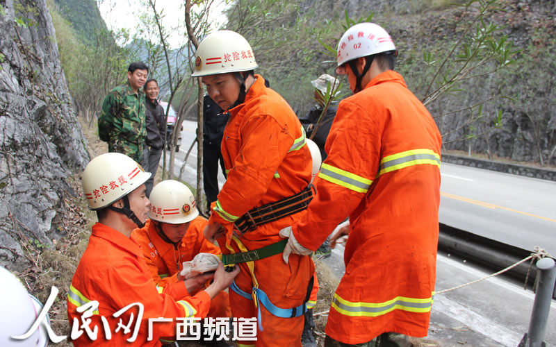 广西男子坠深洞9天吃垃圾求生