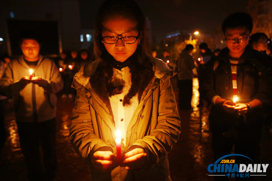 大学生为中石化黄潍输油管线爆燃事故遇难者默哀
