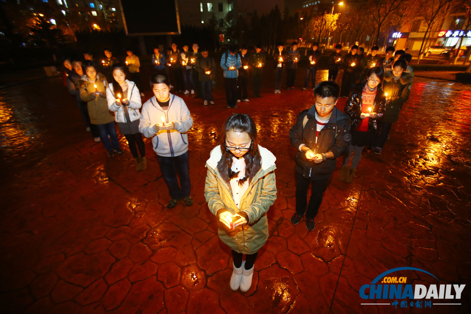 大学生为中石化黄潍输油管线爆燃事故遇难者默哀