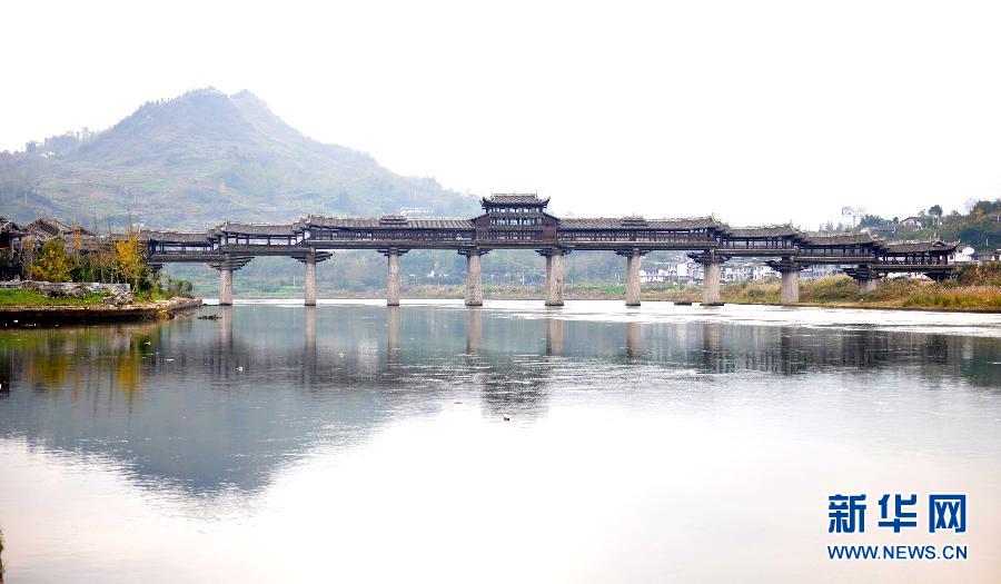 重庆黔江“亚洲第一廊桥”发生火灾　桥面木质建筑被烧毁
