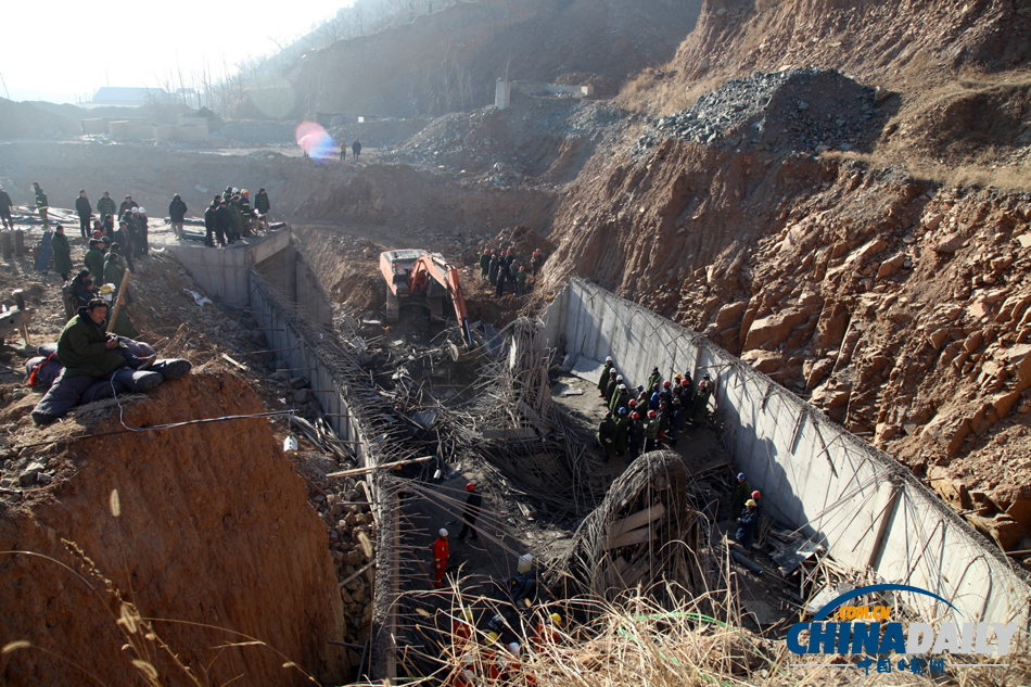 河北遵化一在建库房坍塌事故现场曝光 已致8人死亡