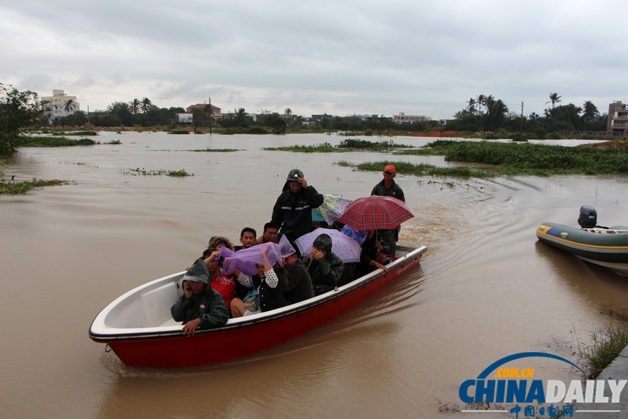 海南万宁：普降暴雨紧急转移民众