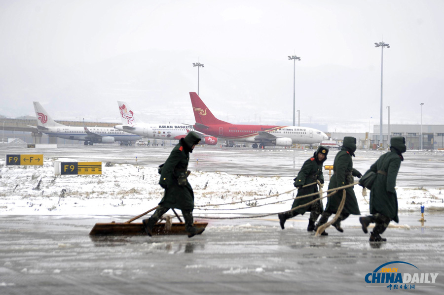 昆明机场一名因大雪滞留旅客晕倒 紧急送医救