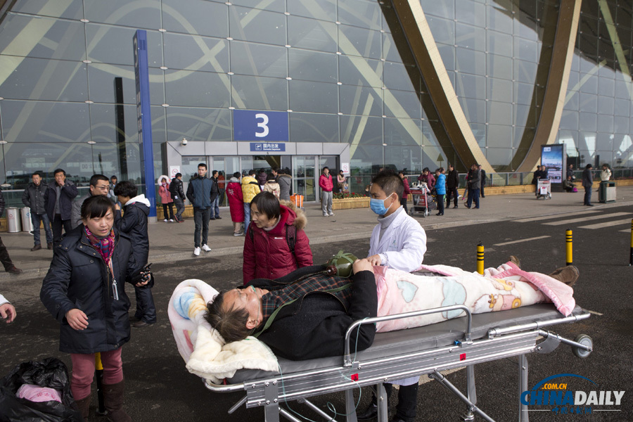 昆明机场一名因大雪滞留旅客晕倒 紧急送医救治