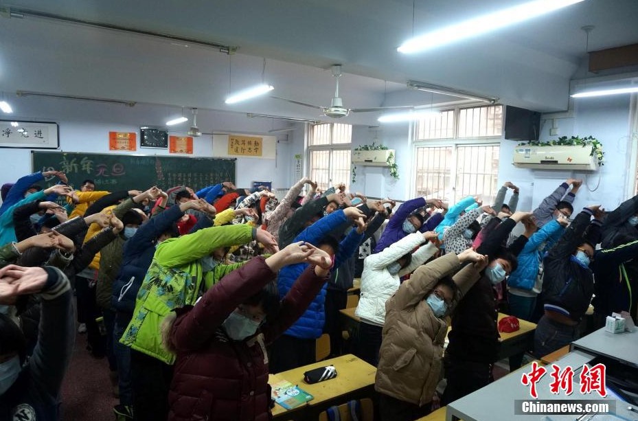 河南持续雾霾 学生戴口罩室内做操