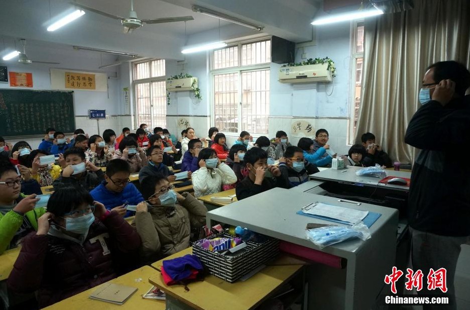 河南持续雾霾 学生戴口罩室内做操
