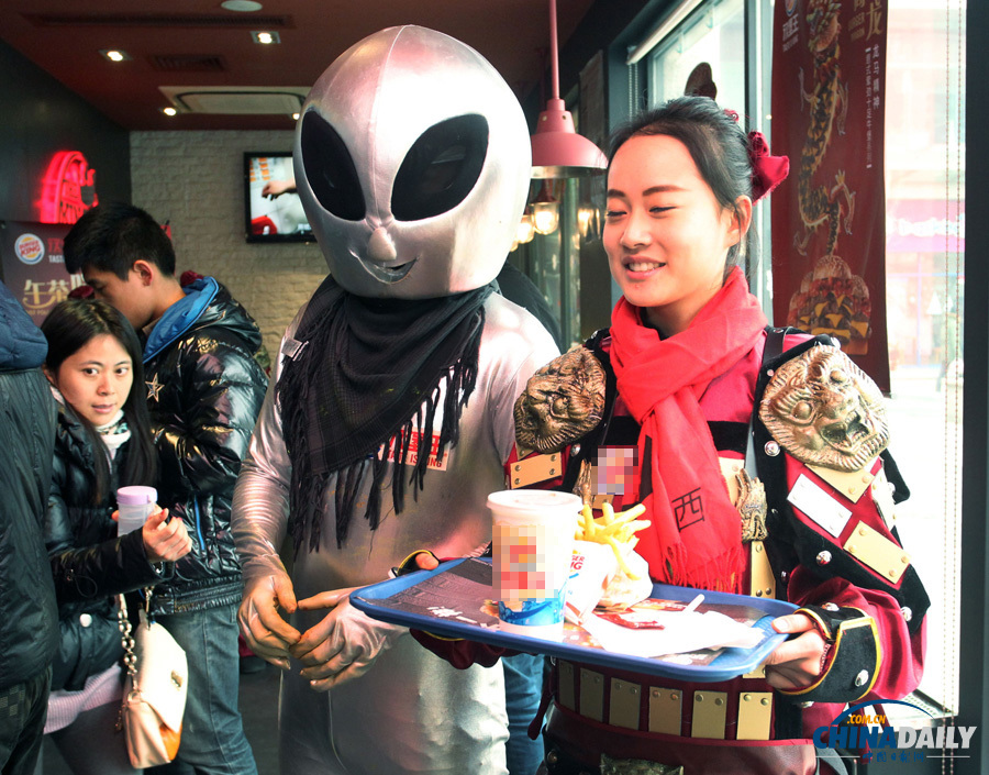 “秦兵俑”携手“外星人”闯进餐厅当服务员