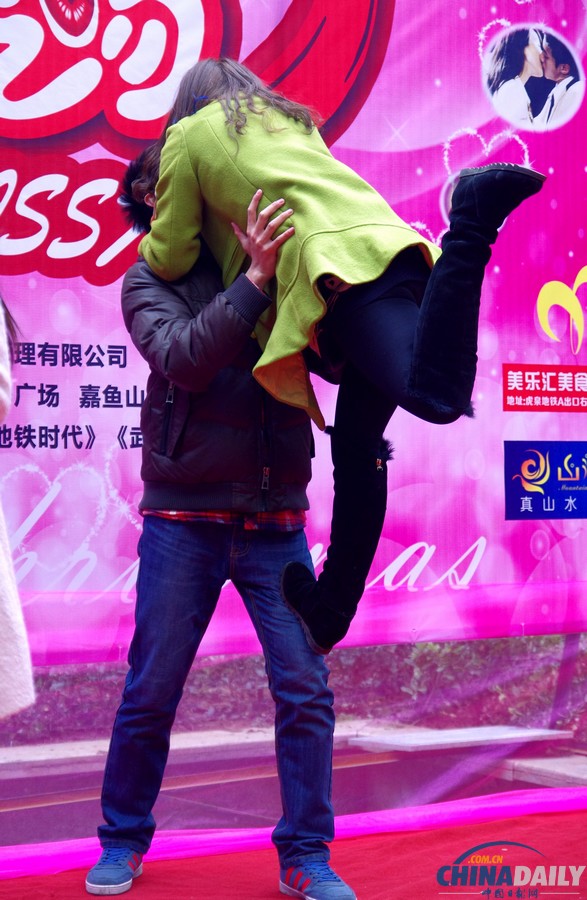 武汉举办光谷圣诞之吻情侣KISS大赛[3]