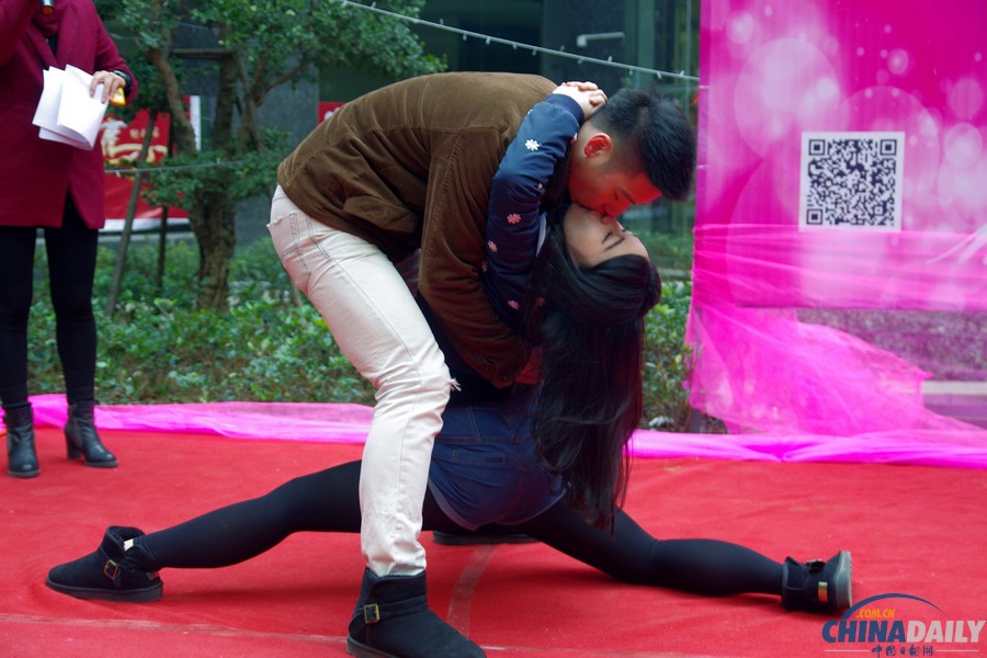 武汉举办光谷圣诞之吻情侣KISS大赛