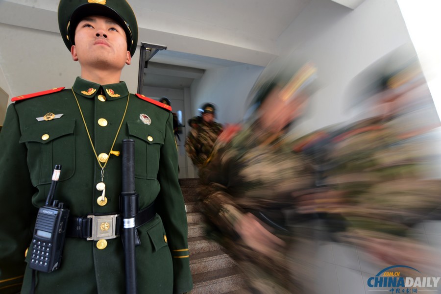 南京武警官兵综合演练迎新年