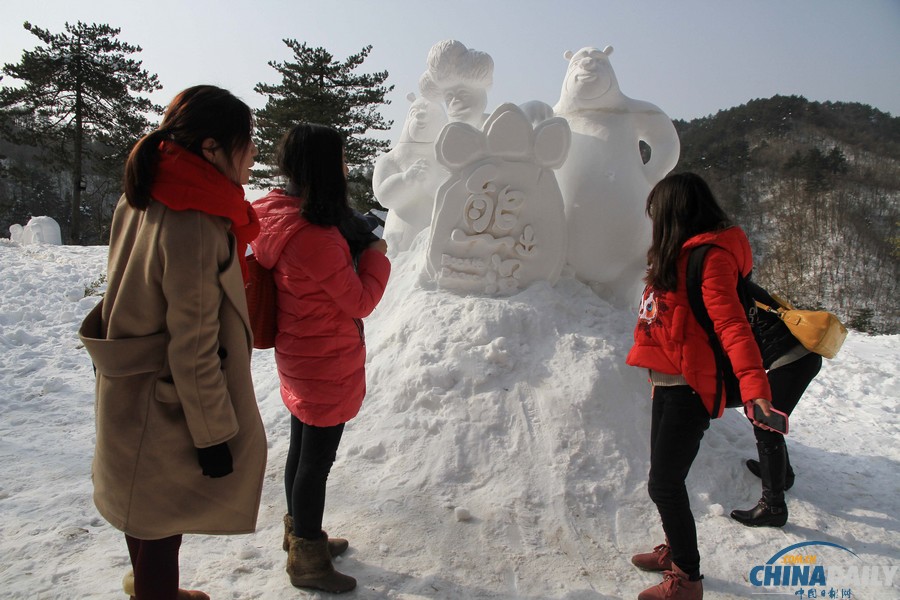 浙江临安滑雪场用泡沫塑料做雪人