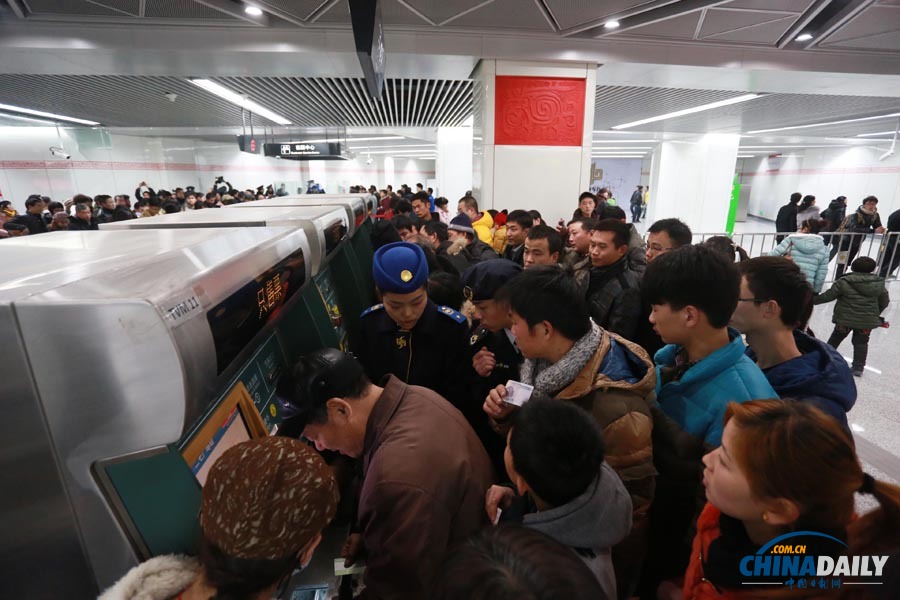 河南首条地铁正式运营 古都郑州迈入“地铁时代”