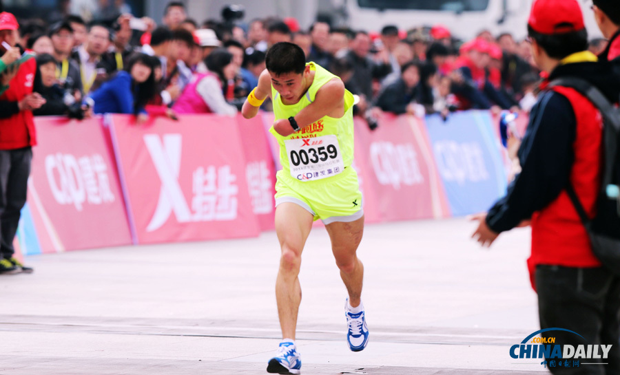 万人齐跑厦门马拉松 一选手冲刺抽筋被搀扶