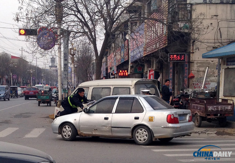 河北盐山一车主顶着警察开车被拦下[1]