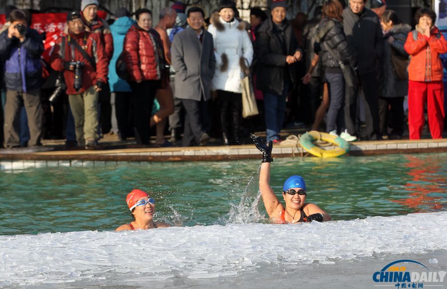 北京市第35届冬泳大会在通州举行 500多名冬泳爱好者冰水里畅游