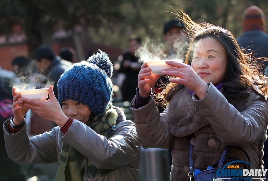 北京:雍和宫腊八节 市民喝粥求福