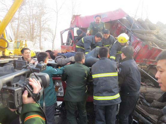两货车路口追尾司机被困 邢台消防成功营救