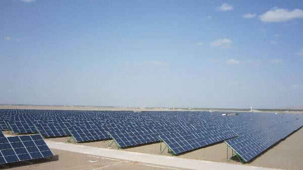 甘肃敦煌市大力开发“太阳光、自然风”，全力打造新能源产业基地