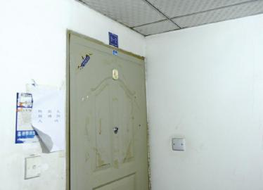 17岁女生宿舍产子谎称来例假 旅行箱里发现死婴