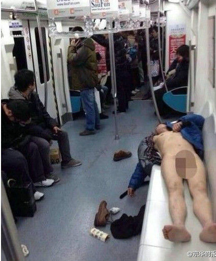 北京：醉酒男子裸身睡地铁车厢被拘留(图)