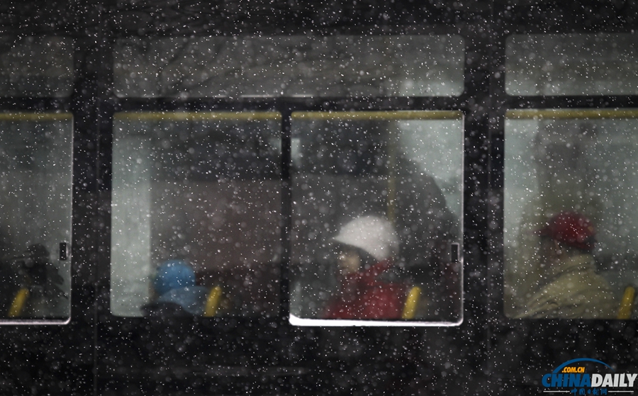 北京迎来马年新春第一场降雪