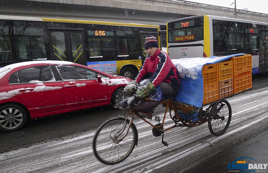 北京迎来马年新春第一场降雪
