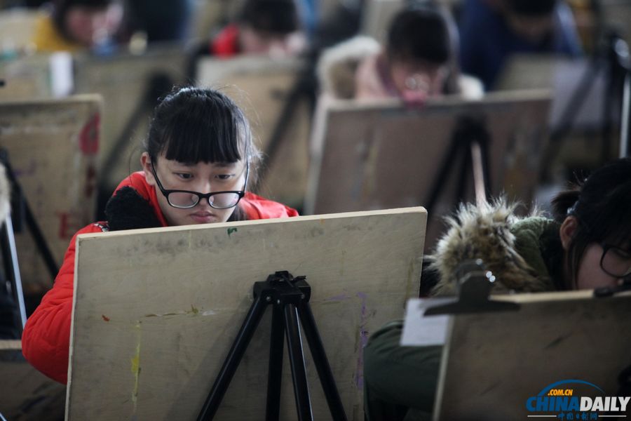 “巨无霸”考场8000余名艺考生同场竞艺