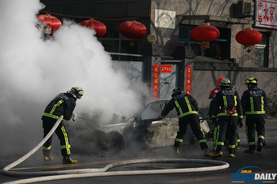 北京一辆宝马轿车发生自燃 被烧只剩车架