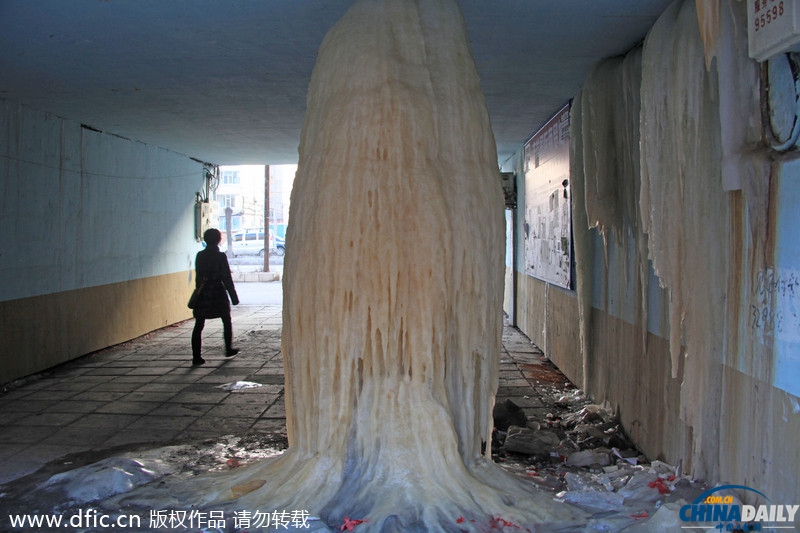 吉林一小区漏水冻出3米高巨型冰柱