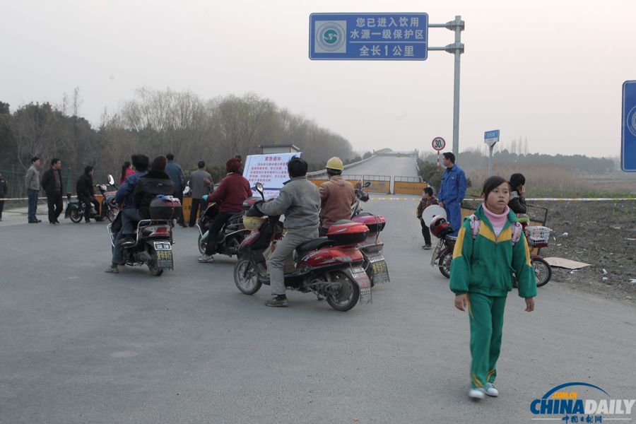 上海一大桥遭大型货船撞击 桥墩开裂或坍塌